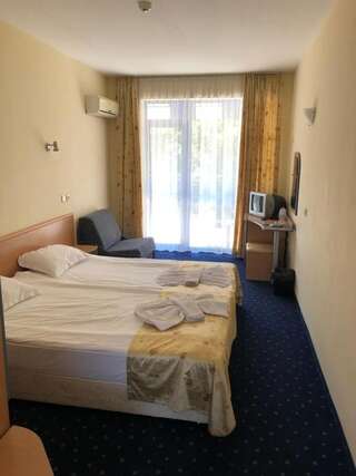 Отель Blue Sky Hotel - All Inclusive Золотые Пески Двухместный номер эконом-класса с 2 отдельными кроватями и балконом-8